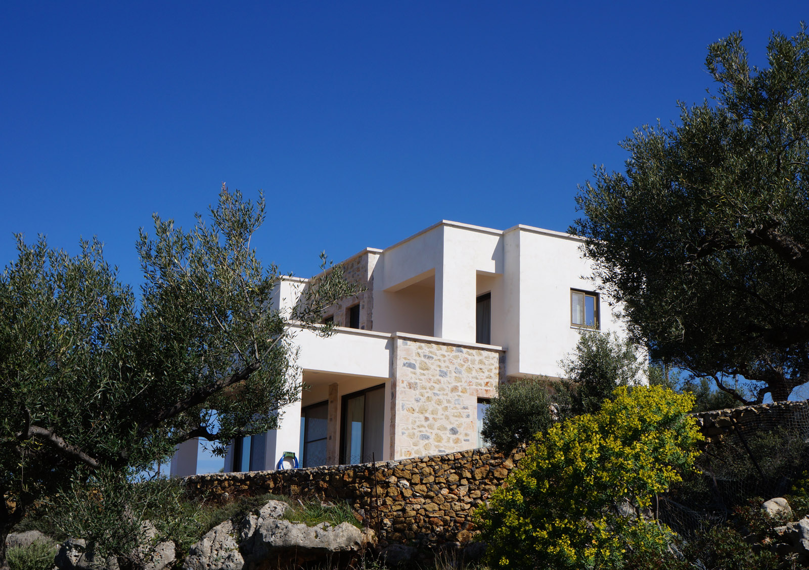 Perdikeas Construction - Modern villa with traditional elements